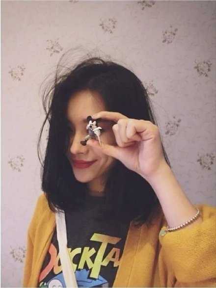 你已经是个大人了，别再因为一点感情问题就失魂落魄。你可以有一段糟糕的爱情，但不能放纵自己过一个烂透的人生。