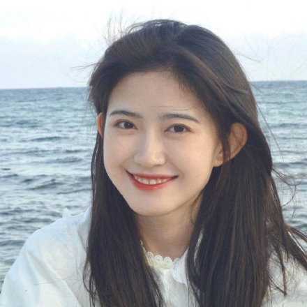 像太阳下山，电线杆上的灯和月微微发亮，我对你的喜欢，是一种温柔的坠落。