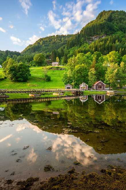 美丽的世界一直都在，倾听就在耳边，感悟就在脚下，静心就在眼前！剪剪风，一路春雨花香！早安。