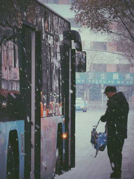 我们生而破碎，用活着来修修补补。