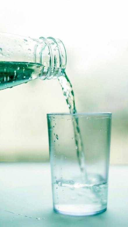 后来发现凉白开喝下去更干净 半夜写出的文字也挺有味道 清晨那碗粥暖胃舒服 痛极后孤立无援的想法更成熟 一路走一路失去也一路拥有