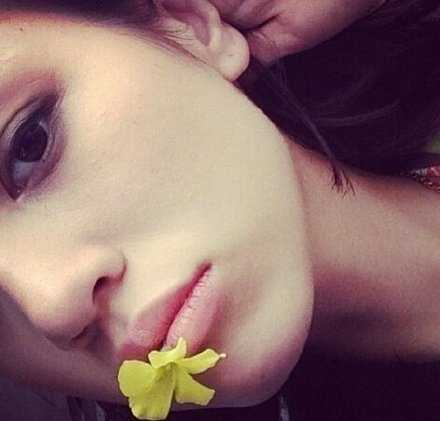 话越来越少，你越来越远。