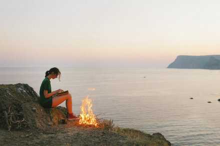 遇到痛苦时，要好好吃饭，照顾好自己，你才有精力去面对更多的困难，千万别自暴自弃，别等考验还没到，就先倒下。