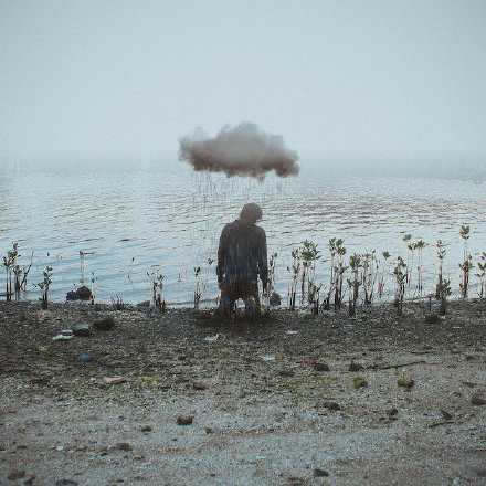 不许哭，做一个大人。不管有什么事都不许哭，要硬扎一点，结实一点，方配活到这块土地上。