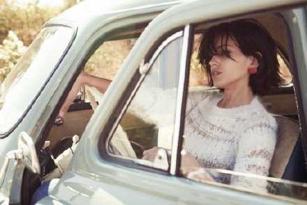 不要轻易被影响 也别太过有理智 人不能活得太明白 心里知道就好