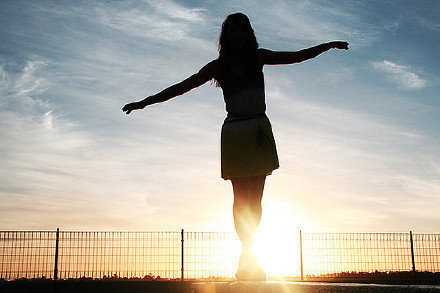 之所以总会有人在你背后指指点点，那是因为你的优秀闪瞎了他们的眼。