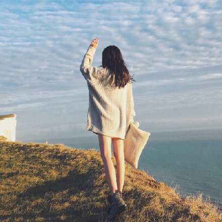 生命没那么多来日方长，别在负能量里浪费青春。无论日子多难，没有迈不过去的坎。命运不会亏待努力的人，你要做的，是用最多的梦想面对未来。想要理想的生活，那就勇敢去追！