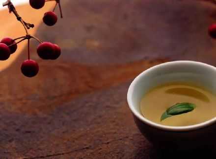 最近很喜欢的一段话：慢热，沉默，喜欢独处。三观正，不记仇，健忘体质，比你想象的深情，也比你以为的冷漠。