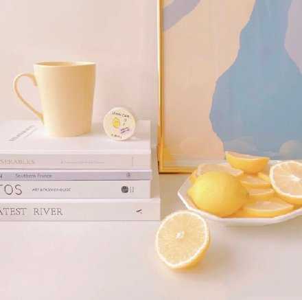 内不愧心，外不媚俗。