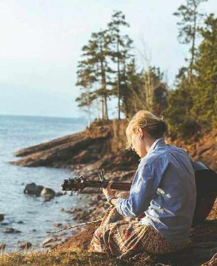 无数个瞬间我都在想 你在就好了 结果还是我一个人熬过了这些时刻 后来 不用了 谢谢