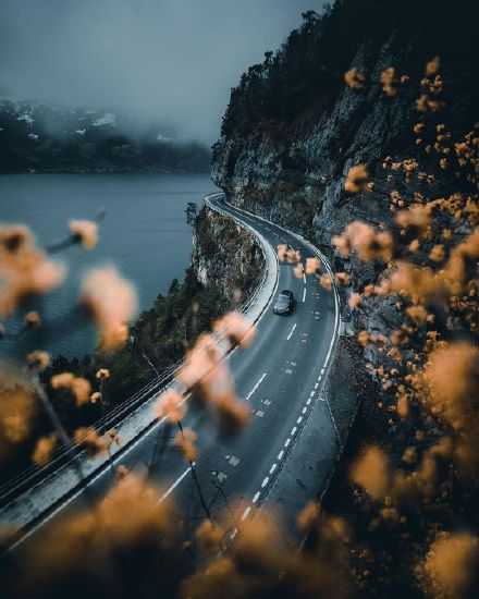 有时候一天长得像人生，有时候一天短得像人生。世界上没有两个相同的一天，但每一天都适合开始，适合离别，适合爱。