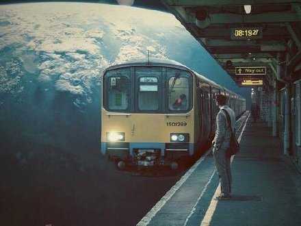 长大后才明白，大部分人，高考都会失利，创业都会失败，婚姻都会坎坎坷坷，工作都会迷迷茫茫。人的一辈子，是在和平庸作斗争。 所谓成功，只是突破了那一段时间的平庸而已。人生的常态，是夸父追日般的永难出头。