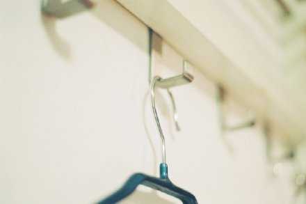 假如你不够快乐 也不要把眉头深锁 人生本来短暂 为什么还要栽培苦涩