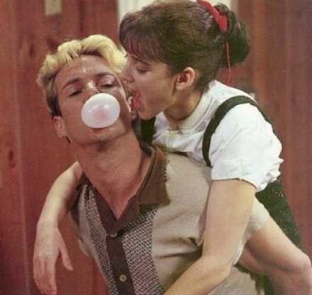 有的人教你温柔成熟 可是真正爱你的人 会教你做回小孩