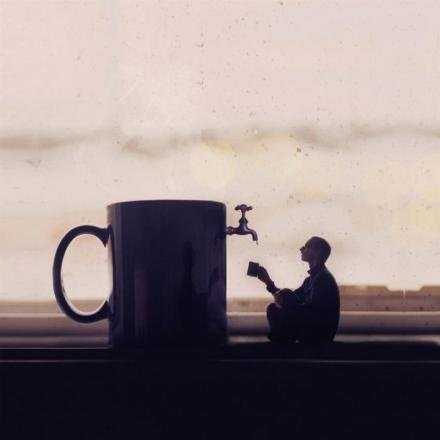 往外张望的人在做梦，向内审视的人才是清醒的。