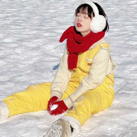 “你知道吗？风往哪个方向吹，草就要往哪个方向倒。年轻的时候，我也曾经以为自己是风，可是最后遍体鳞伤，我才知道我们原来都只是草。”