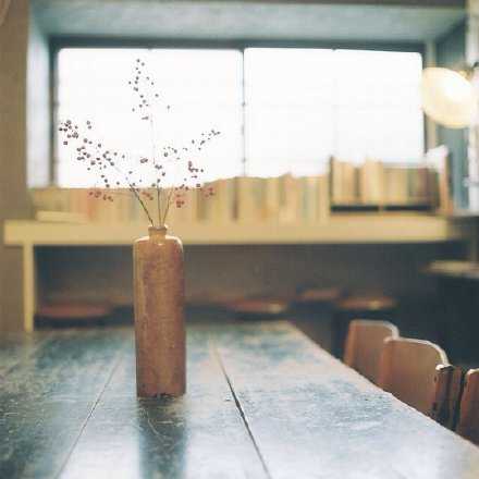 我们领教了世界是何等凶顽，同时又得知世界也可以变得温存和美好。早安。