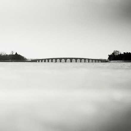 生活一直就没有变得更容易，只是我们一直在变得更坚强。