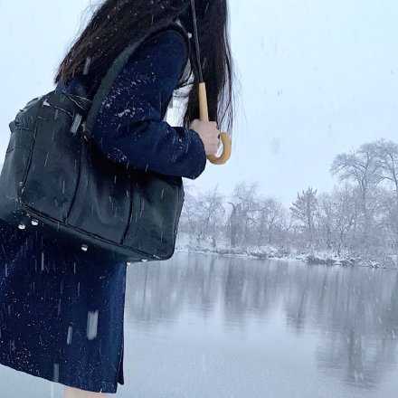 你只是一个平凡人，不需要给自己太多的压力。有时候，能把自己照顾好，就是一种莫大的能力。