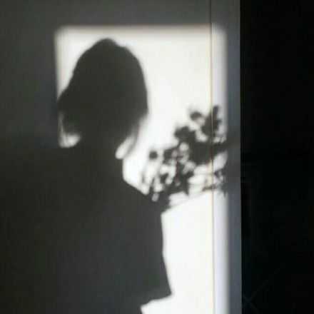 其实啊 我存过你的照片 你喜欢的歌我也去听 你看过的电影我也偷偷看过 你喜欢的东西我也尝试去感兴趣 我永远比表面上更喜欢你 可是你却不知道