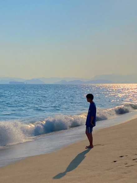 如果你耿耿于怀，就是让对方的骚乱进入你的世界毒害你；如果你不在意，你就从受害者的心态解脱了。