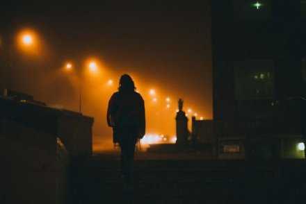 独自崩溃没什么的，后来你就会知道的，一点也不可怜，反而值得庆幸。有时候突如其来的大型崩溃措手不及，让你连空出“独自”的时间都没有，人群中的崩溃，来不及隐藏的崩溃才最狼狈。