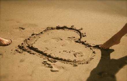 放不下就不要放下，忘不了就先记着吧，总有一天你会发现，在念念不忘中，已经遗忘。