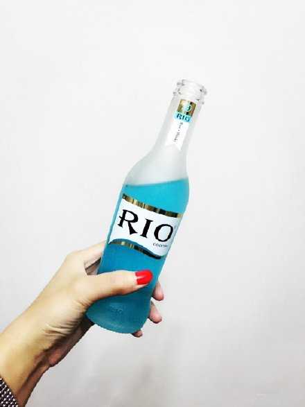 没人娶我 我就嫁给自己 敬自己一杯酒 祝我无坚不摧 祝我百毒不侵 祝我狼心狗肺 祝我逍遥快活