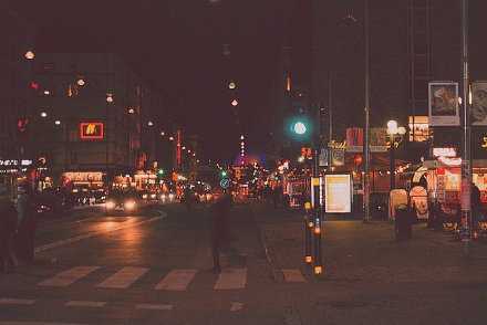 大学毕业后修炼的最实用的技能就是，不怕独自做任何事。一个人逛街，一个人看电影，一个人去医院做体检。内心逐渐建立起安全感，不需要时时刻刻陪伴。就算自己去吃火锅，被问到「就你一个人吗？」，也能坦荡地回答「没错，就我一个人。」