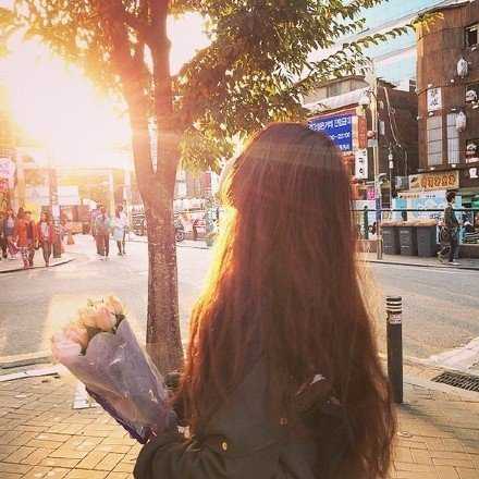 活了十几年 从来没有人给过我一次意外感动或惊喜 也没有人在我生日的时候给过我特别的礼物 生病的时候得到的只是一些不在身边的语言安慰 也不见谁真正的照顾过自己 甚至有的时候自己蒙头睡一觉就好了 也有人喜欢过我 但是从没见谁坚持过