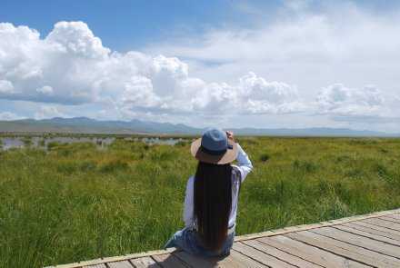 其实没什么好后悔的。很多事就算时间能重来一遍，以当时的心智和阅历，还是会做同样的选择，避免不了同样的结果。人本来就是在失败中学乖的，与其抱着过去后悔，不如擦擦眼泪向前走吧。