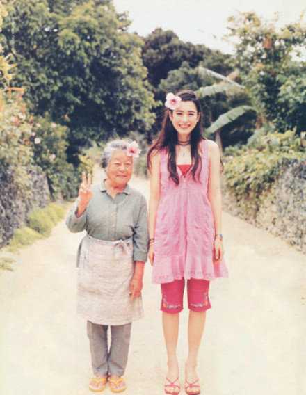 白发戴花君莫笑，岁月从不败美人，希望你看尽人间百态爱恨离愁，还能越来越温柔。