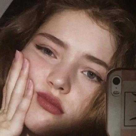 不要去细数年岁，情人，以及喝过的酒。