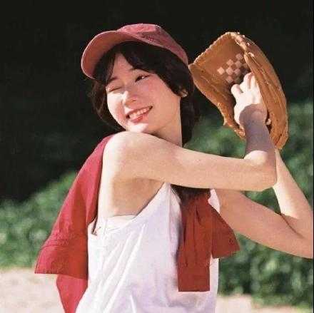 早餐店的老板娘问我要什么，我想我该要肆意妄为，要志得意满，遨游山川和湖海，要世界所有浪漫。开个玩笑，我已经长大了，我只要六个包子和一杯豆浆。