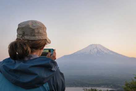 人生最不值得做的7件事：1.妄图改变其他人的想法 2.纠结已经发生了的事情 3.顾及别人的心情而委屈自己 4.忍不住对比然后感到焦虑 5.为还未发生的事情而担忧 6.跟扫兴的人分享喜悦