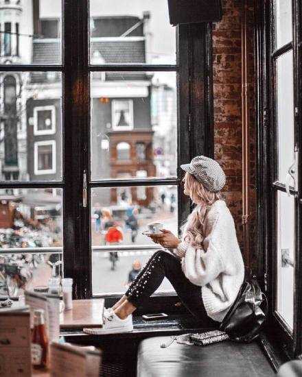 两个人磨合太难 一个人散漫简单