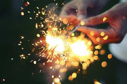 “我是你的什么？” “你是我的Christmas啊” “原来我是圣诞啊” “这样我就可以Marry you了！”