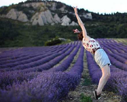 如果想快乐就不能太认真。
