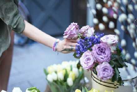 人生真正的价值不在人生的舞台上，而在我们今天扮演的角色中。过去的经历再光彩，也是一束凋谢的花朵，今天的生活虽平凡，却是一把充满生命力的种子。