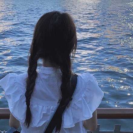 还是要认真记录快乐的片刻，不只是在脑子里，比如拍照片，录视频，写日记等等，留存一些赋予快乐意义的物件，那是我们跟阴郁当面对质时的证据，快乐会赢。