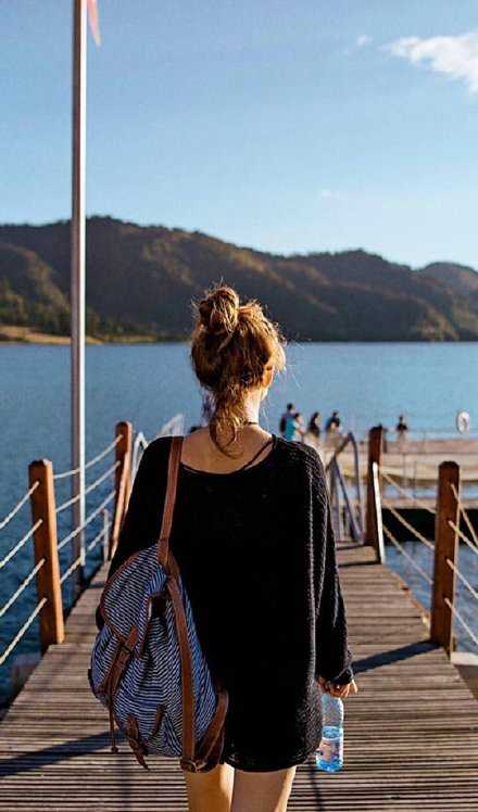 明明是坐飞机就能见到的人 别等变成坐时光机才能见到的时候 才说想珍惜