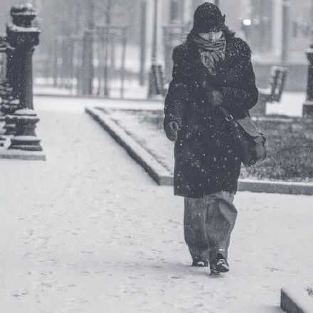 现今还有谁会照顾谁一辈子，那是多沉重的一个包袱。所以非自立不可。