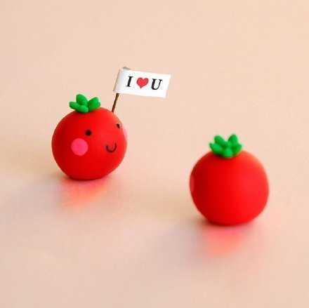 小时候爱吃西红柿 以为会一辈子爱吃 等到长大不爱吃了就是不爱吃了 没有理由 我没有错 西红柿也没有错 错的只是那些自以为是的一辈子