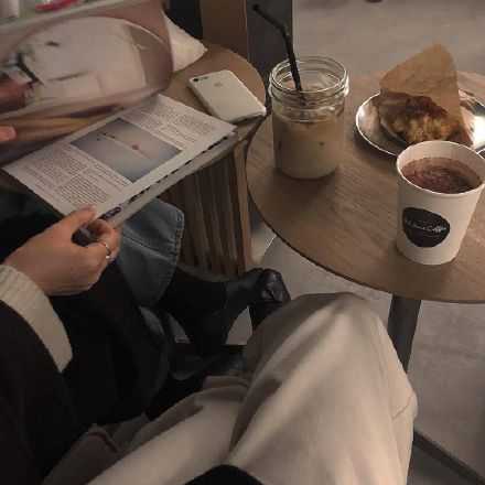 所谓高情商，首先是一种体贴，你心里装着别人，不刻意为难、不使人尴尬，大家处得融洽开心。这其实是一种善良。然而有人觉得情商是要用来变现的、总希望用情商来帮助自己获利，那这不是情商，是戏精。真正的智慧首先要真诚，否则，一个人表演“高情商”的样子真的很丑！