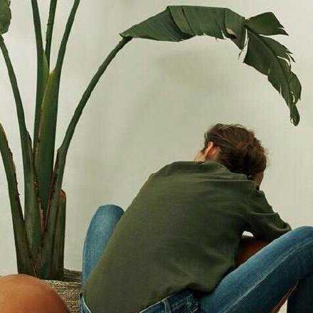 我手机从来不离身，一个人走在街上，为了避免尴尬，总是拿出手机，时不时的摆弄一下，其实只有自己知道，只是把手机解锁，看一下时间，滑动几下桌面然后循环，大概这就是孤独吧。