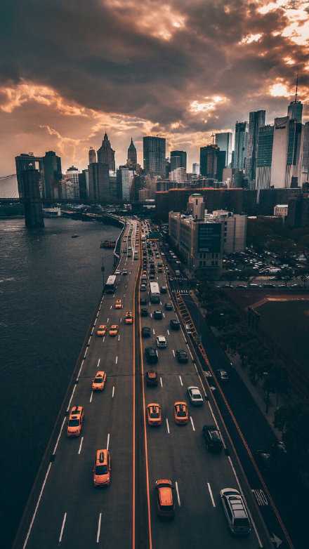 为了避免对人性失望，我们必须首先放弃对人性的幻想。