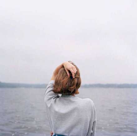 我很识趣的。如果你有一点点不喜欢我的话，我就会自己走得远远的。