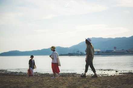 有些人渐渐地不联系了，不是淡了远了，而是因为，没有合适的身份陪伴，没有合适的理由联系，没有合适的机会见面，只能放在心里，偶尔回忆经常想念！