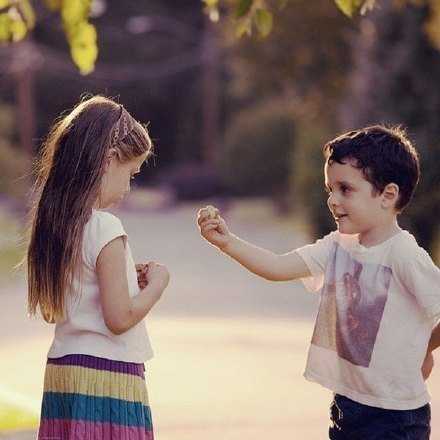 要么有美貌，要么有智慧，如果两者你都不占绝对优势，麻烦你人好点。