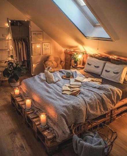 长大后，我发现没有什么比躺在床上玩手机、追剧并且一整天都不用洗脸更快乐的事了。幸福就是如此简单。